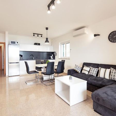 Seaview Apartment Lea Ічичі Екстер'єр фото